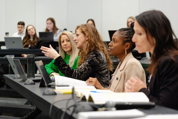 Le 16 mars, les &eacute;tudiantes et &eacute;tudiants de Jonathan Mayer ont pr&eacute;sent&eacute; leurs conclusions pr&eacute;liminaires devant un panel compos&eacute; de sp&eacute;cialistes et d'&eacute;lues, un exercice tr&egrave;s formateur.