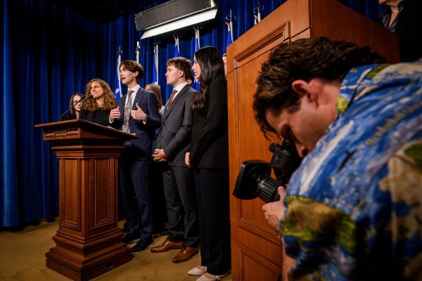 Une dizaine d&rsquo;&eacute;tudiantes et d'&eacute;tudiants de Jonathan Mayer ont choisi de pousser l&rsquo;exercice jusqu&rsquo;&agrave; l&rsquo;Assembl&eacute;e nationale, un travail fait de mani&egrave;re volontaire et hors cursus. Sur la photo, Ulysse Laplante, lors du point de presse succ&eacute;dant au d&eacute;p&ocirc;t du projet de loi le 5 juin.