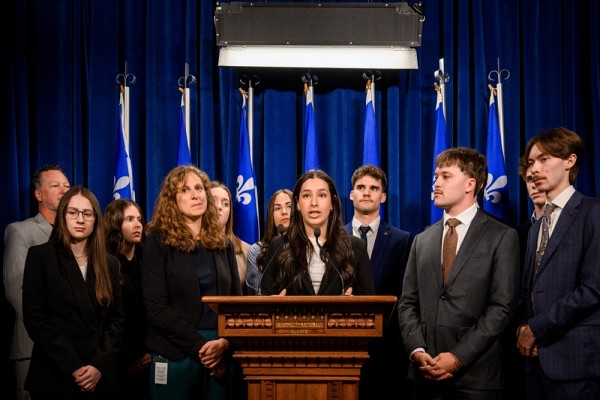 L&rsquo;approche exp&eacute;rientielle a permis aux &eacute;tudiantes et &eacute;tudiants d&rsquo;acqu&eacute;rir plusieurs comp&eacute;tences transversales, dont la prise de parole lors d&rsquo;un point de presse. Sur la photo, Sarah-May Amrani.