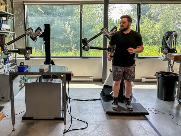 Alexandre Saint-Jean en train d'op&eacute;rer le robot &agrave; fluide magn&eacute;torh&eacute;ologique.