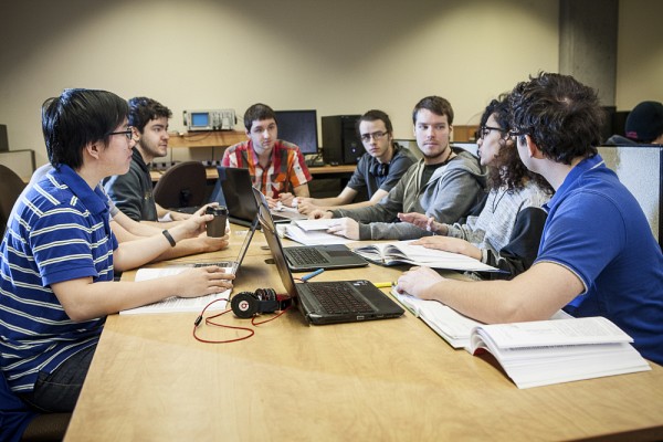 &Eacute;quipe d'&eacute;tudiantes et &eacute;tudiants travaillant sur un projet int&eacute;grateur en g&eacute;nie. (Photo prise avant l'entr&eacute;e en vigueur des mesures de distanciation)