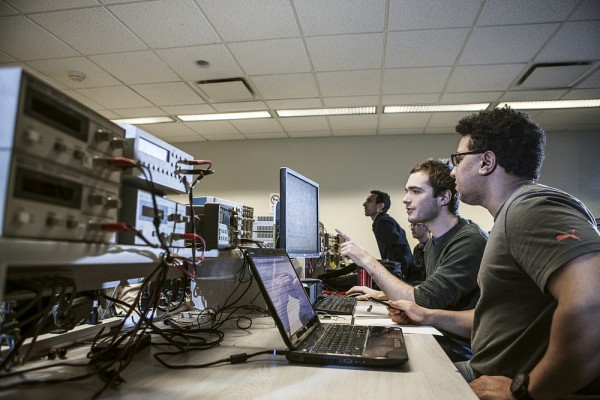 &Eacute;tudiants travaillant &agrave; la r&eacute;alisation d'un projet int&eacute;grateur en g&eacute;nie. (Photo prise avant l'entr&eacute;e en vigueur des mesures de distanciation)