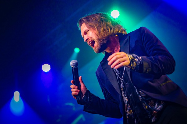 Ch&acirc;teau de sable, de Paul Pich&eacute;, a &eacute;t&eacute; livr&eacute;e par Simon Morin durant l'hommage &agrave; Marie-Claude Bibeau.