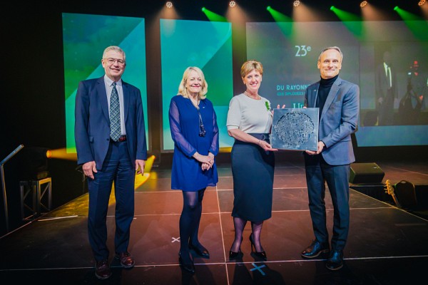 Monsieur Guy Fauteux, Vice-pr&eacute;sident &ndash; R&eacute;gion des Cantons-de-l&rsquo;Est chez Raymond Chabot Grant Thornton, Pre Denyse R&eacute;millard,&nbsp;vice-rectrice &agrave; l&rsquo;administration et au d&eacute;veloppement durable et Pr Jean Roy, doyen de l'&Eacute;cole de gestion, ont remis le titre d'ambassadrice &agrave; Madame la ministre Marie-Claude Bibeau.