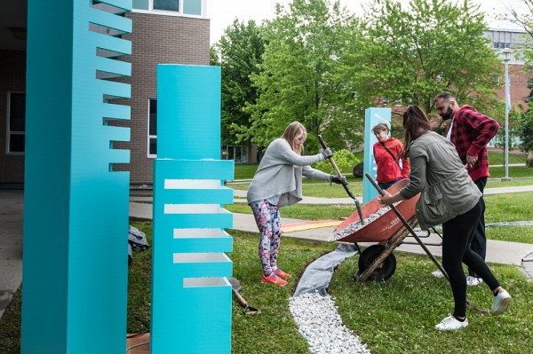 Les &eacute;tudiants en plein montage de l'exposition!