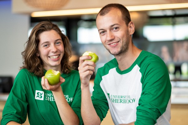 La collection de v&ecirc;tements Fier d'&ecirc;tre vert vendus &agrave; la Coop est faite ici au Qu&eacute;bec, &agrave; partir de fibres biologiques.