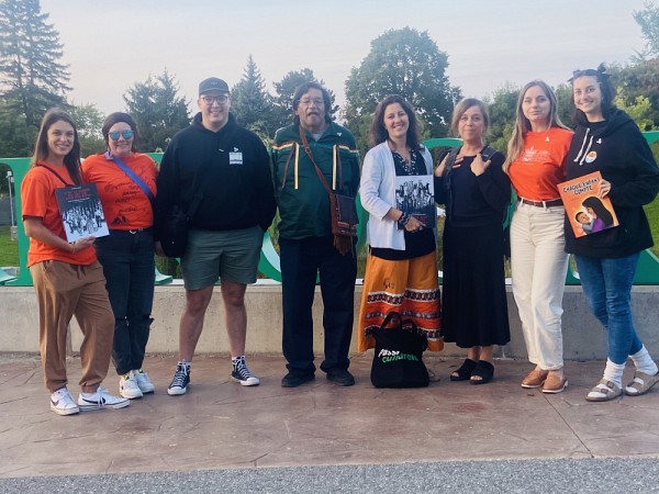 Jessica St-Jean, dipl&ocirc;m&eacute;e du baccalaur&eacute;at en enseignement au pr&eacute;scolaire et au primaire, Jessie Lepage, &eacute;tudiante Ilnu &agrave; la maitrise en sciences de l&rsquo;&eacute;ducation, Maxime Lalo, &eacute;tudiant Innu &agrave; la maitrise en histoire, Roger Echaquan, A&icirc;n&eacute; Atikamekw, oncle de Joyce Echaquan, Patricia-Anne Blanchet, conseill&egrave;re en p&eacute;dagogie autochtone, Emanuelle Dufour, anthropologue et b&eacute;d&eacute;iste, Chlo&eacute; Corbeil-Smith, agente Kanien&rsquo;keh&agrave;:ka &agrave; la recherche autochtone du SARIC et Gabrielle Samson, citoyenne engag&eacute;e.