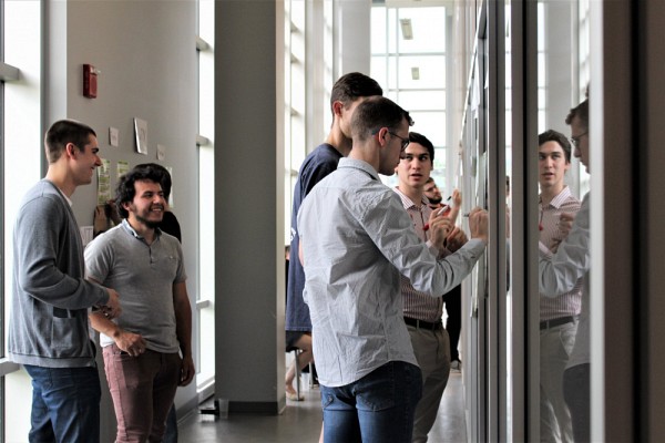 L'&eacute;quipe Foxtrot pendant un &eacute;v&eacute;nement du Concours Createk&nbsp;-&nbsp;Famille J.R. Andr&eacute; Bombardier, un concours d'entrepreneuriat technologique qui se d&eacute;roule sur 1&nbsp;an.