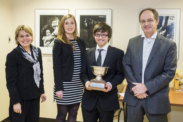 Les membres du jury, Me &Eacute;liane-Marie Gaulin, Me C&eacute;cile Desforges et l'honorable juge Paul Dunnigan, en compagnie du finaliste, Alexandre Baril-Lemire.