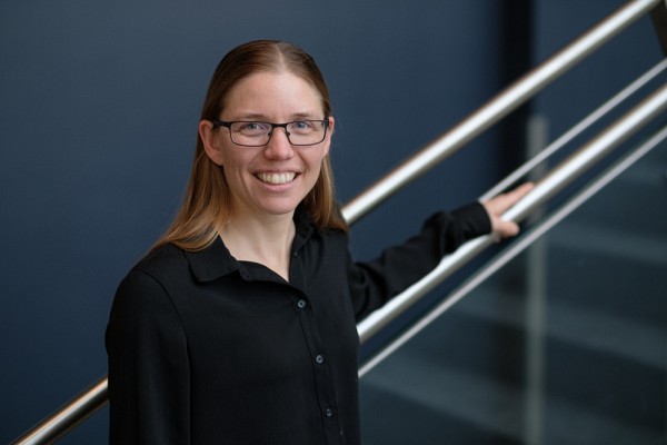 La professeure Trudel repr&eacute;sente fi&egrave;rement l'&eacute;quipe laur&eacute;ate en compagnie de trois autres experts.