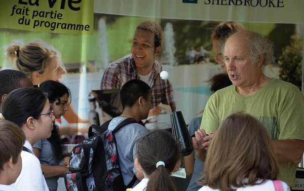 Le professeur Bertrand C&ocirc;t&eacute; explique comment maintenir une balle en &eacute;quilibre gr&acirc;ce aux &eacute;coulements d'air d'un s&egrave;che-cheveux.