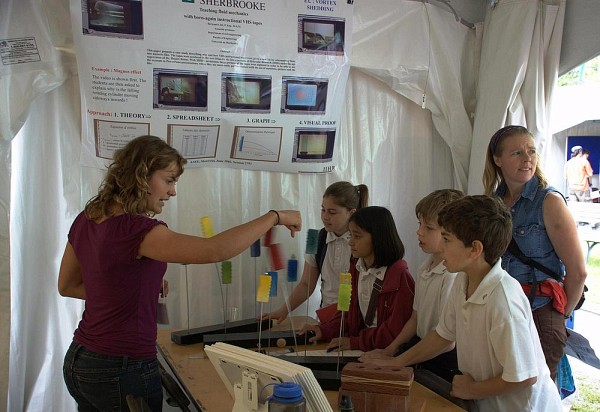 Des visiteurs exp&eacute;rimentent les modes de vibration des structures lors d'un tremblement de terre.