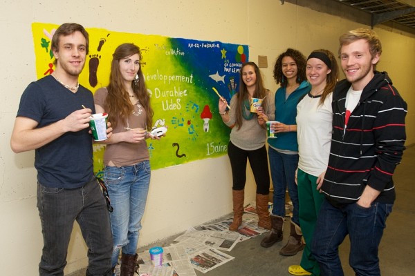 Michel Scultety-Ouellet a particip&eacute; &agrave; la production de la fresque en compagnie des &eacute;tudiants Laurie-Anne Bourdon, Vanessa C&ocirc;t&eacute;, Alexandra Cool-Fergus, Marjolaine Lanthier et Brendan Gray.
