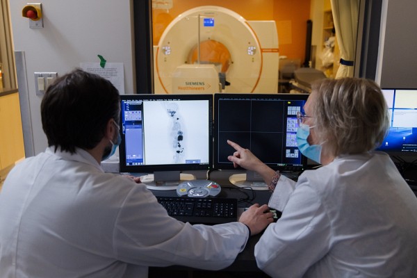 Cr&eacute;&eacute;e en 1998, la Chaire Jeanne et J.-Louis L&eacute;vesque de radiobiologie cible le d&eacute;veloppement de nouveaux produits radiopharmaceutiques pour la m&eacute;decine nucl&eacute;aire et de sensibilisateurs am&eacute;lior&eacute;s pour la th&eacute;rapie photodynamique du cancer.