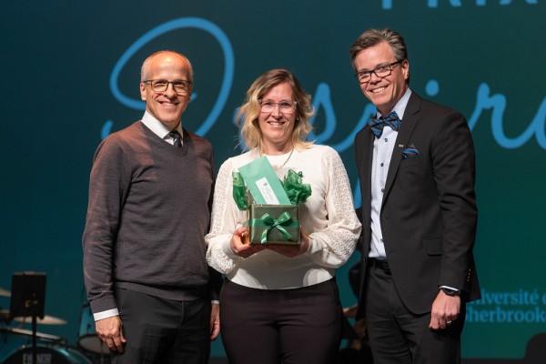 Genevi&egrave;ve Crevier, colaur&eacute;ate dans la cat&eacute;gorie Engagement, lors de la c&eacute;r&eacute;monie des Prix Inspiration 2023.