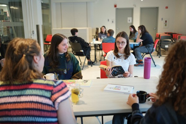 Le club de lecture du regroupement &eacute;tudiant LGBTQ+.