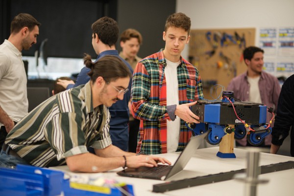 L'&eacute;quipe d'Oscar Robotics en action.