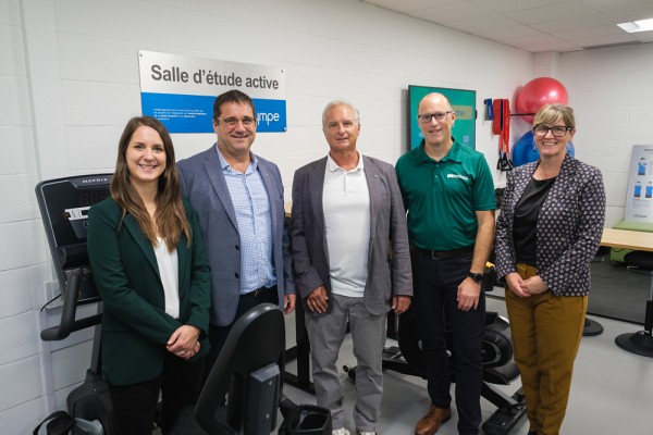 Sur cette photo, de gauche &agrave; droite : Sarah Lefebvre-Cloutier (D&eacute;veloppement philanthropique, Fondation de l&rsquo;UdeS), Pascal Gr&eacute;goire (directeur g&eacute;n&eacute;ral, Fondation de l&rsquo;UdeS), Pierre Audet (pr&eacute;sident fondateur, Olympe), Sylvain Turcotte (doyen, Facult&eacute; des sciences de l&rsquo;activit&eacute; physique) et Isabelle Dionne (vice-rectrice aux &eacute;tudes et &agrave; la vie &eacute;tudiante).
