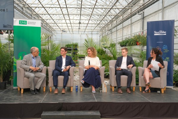 Les membres du panel, &agrave; partir de la gauche : Pierre Cossette (UdeS), Mathieu Pelletier (&eacute;tudiant &agrave; l&rsquo;UdeS et cofondateur de DT Pharmaceutique), M&eacute;lanie Gr&eacute;goire (copri&eacute;taire des Serres St-&Eacute;lie) Patrick Dufour (&eacute;tudiant &agrave; l'UdeS et fondateur de Advanced Microtesting) et &Eacute;velyne Beaudin (Ville de Sherbrooke)