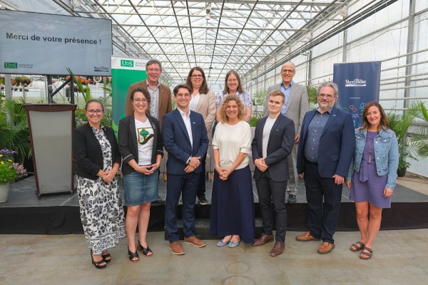 &Agrave; partir de la gauche : Fernanda Luz (conseill&egrave;re municipale), &Eacute;velyne Beaudin (mairesse, Ville de Sherbrooke), Jean-Pierre Perreault (recteur &eacute;lu), Mathieu Pelletier (DT Pharmaceutique), H&eacute;l&egrave;ne Dauphinais (conseill&egrave;re municipale), M&eacute;lanie Gr&eacute;goire (Serres St-&Eacute;lie), Jennifer Garfat (conseill&egrave;re municipale), Patrick Dufour (Advanced Microtesting), Pierre Cossette (recteur), Vincent Aimez (vice-recteur) et Joanie Bellerose (conseill&egrave;re municipale).