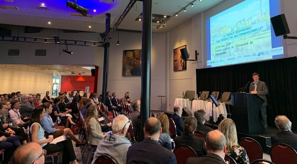 Jean-Pierre Perreault, vice-recteur &agrave; la recherche et aux &eacute;tudes sup&eacute;rieures, a lanc&eacute; le colloque La finance responsable, une perspective multidimensionnelle, le 23 mai 2019.