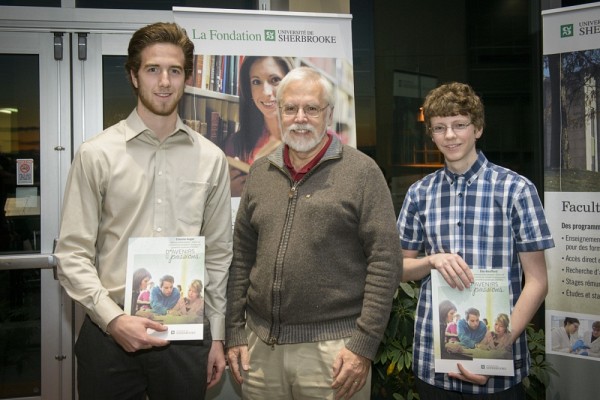 Pr Andr&eacute;-Marie Tremblay, titulaire de la Chaire de recherche du Canada en physique de la mati&egrave;re condens&eacute;e (CRCPMC), entour&eacute; d'Etienne Auger et d'&Eacute;lie Bouffard, r&eacute;cipiendaires des bourses d'admission en physique, en partenariat avec la CRCPMC.