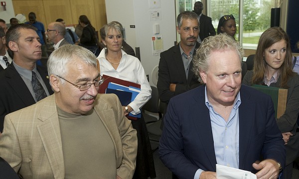 Jean Charest accompagn&eacute; du professeur Gilles Vandal, gr&acirc;ce &agrave; qui cette rencontre a &eacute;t&eacute; rendue possible.