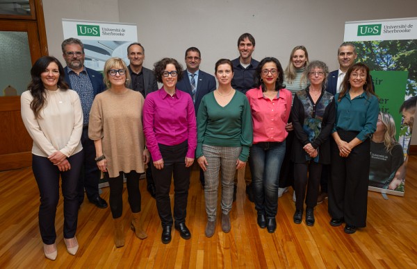 Premi&egrave;re rang&eacute;e, &agrave; partir de la gauche : Karine Fontaine, directrice du d&eacute;veloppement &agrave; l'&Eacute;cole de gestion; Denise Godbout, directrice des habitations l&rsquo;&Eacute;querre; Isabelle L&eacute;tourneau, professeure &agrave; l&rsquo;&Eacute;cole de gestion; Patricia Lemaire, directrice g&eacute;n&eacute;rale de la Fondation de la famille Lemaire; Sond&egrave;s Allal, coordonnatrice du Programme d&rsquo;intervention dans la communaut&eacute;; Brigitte Graff, Charg&eacute;e de projet, Labo Festival Cin&eacute;ma du Monde de Sherbrooke; Jos&eacute;e Loignon, directrice du d&eacute;veloppement &agrave; l'&Eacute;cole de gestion. Deuxi&egrave;me rang&eacute;e : Vincent Aimez, vice-recteur &agrave; la valorisation et aux partenariats de l&rsquo;UdeS ; Jean Roy, doyen de l'&Eacute;cole de gestion; Pascal Gr&eacute;goire, directeur g&eacute;n&eacute;ral de La Fondation de l'UdeS; Maxime Plante, Coordonnateur scientifique du Centre Lemaire; Justine Meunier, &eacute;tudiante au doctorat en administration; Olivier D&eacute;silets, directeur du d&eacute;veloppement philanthropique &agrave; La Fondation de l'UdeS.