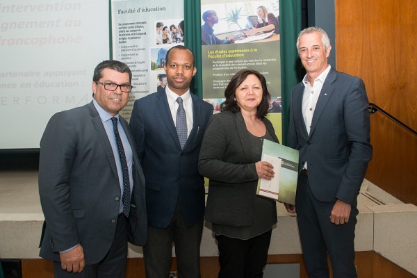 Serge Striganuk, doyen de la Facult&eacute; d'&eacute;ducation, Jean Gabin Ntebutse, professeur au D&eacute;partement de p&eacute;dagogie et au Secteur Performa, Lina Martel, conseill&egrave;re p&eacute;dagogique en provenance des coll&egrave;ges qui a accept&eacute; le prix au nom d'Annie-Claude Prud'homme et Jules B&eacute;langer, directeur de Performa