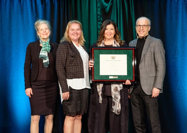 La laur&eacute;ate Christine Gaucher,&nbsp;accompagn&eacute;e de la vice-rectrice aux &eacute;tudes, Christine Hudon, de la doyenne de la Facult&eacute; d'&eacute;ducation, Anne Lessard, et du recteur, Pierre Cossette.
