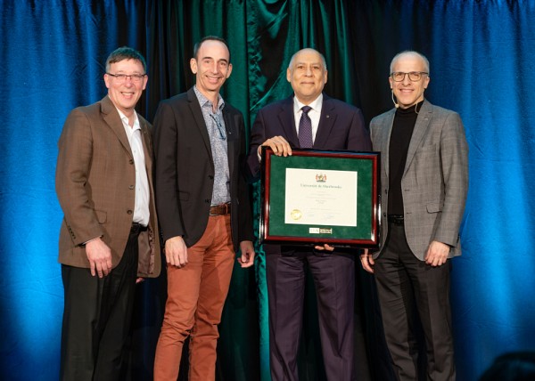 Le laur&eacute;at Patrick Paultre, accompagn&eacute; du vice-recteur &agrave; la recherche et aux &eacute;tudes sup&eacute;rieures, Jean-Pierre Perreault, du doyen de la Facult&eacute; de g&eacute;nie, Jean Proulx, et du recteur, Pierre Cossette.