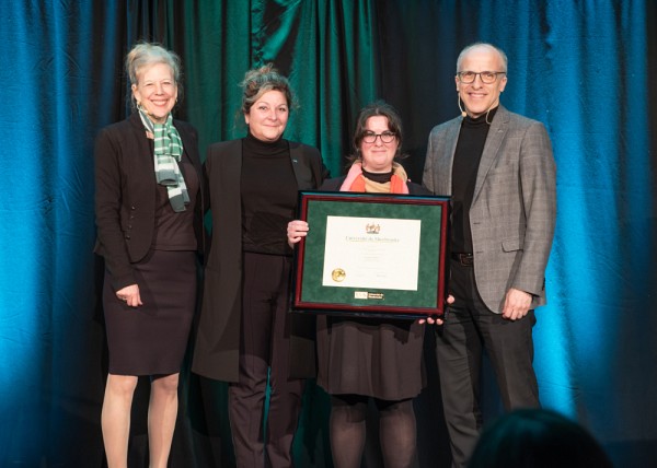 La laur&eacute;ate Caroline Dubois, accompagn&eacute;e de la vice-rectrice aux &eacute;tudes, Christine Hudon, de la doyenne de la Facult&eacute; des lettres et sciences humaines, Anick Lessard, et du recteur, Pierre Cossette.