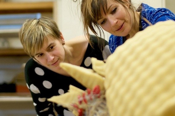 Josianne Bolduc (&agrave; gauche)&nbsp;et Marilyne St-Pierre, &eacute;tudiante en arts visuels.