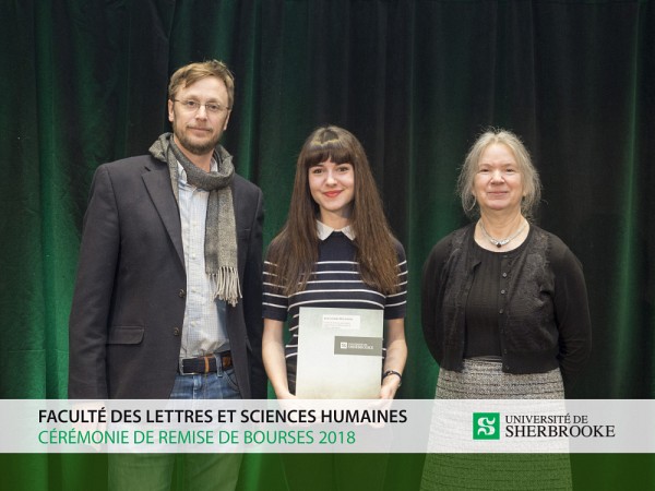 David Morin, vice-doyen aux &eacute;tudes sup&eacute;rieures et aux affaires internationales, Alexandra Duchesne, r&eacute;cipiendaire de la bourse d'excellent du D&eacute;partement de philosophie et d'&eacute;thique appliqu&eacute;e et Th&eacute;r&egrave;se Audet, doyenne (d&eacute;l&eacute;gu&eacute;e) de la FLSH.
