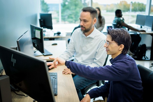 Le professeur Jean-Fran&ccedil;ois &Eacute;thier et&nbsp;Emmanuel Bilodeau, &eacute;tudiant &agrave; la ma&icirc;trise en Philosophie et &eacute;thique appliqu&eacute;e