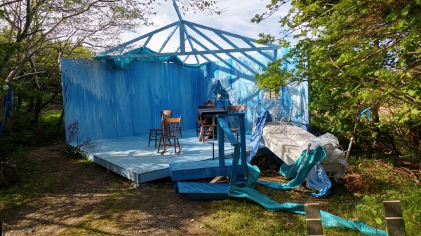 La sc&egrave;ne ext&eacute;rieure fut con&ccedil;ue tout en respectant le th&egrave;me de l'eau.