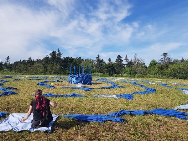 La performance finale regroupait les 5 ch&oelig;urs dans une &oelig;uvre d&eacute;ambulatoire et interactive dans un immense terrain vague.