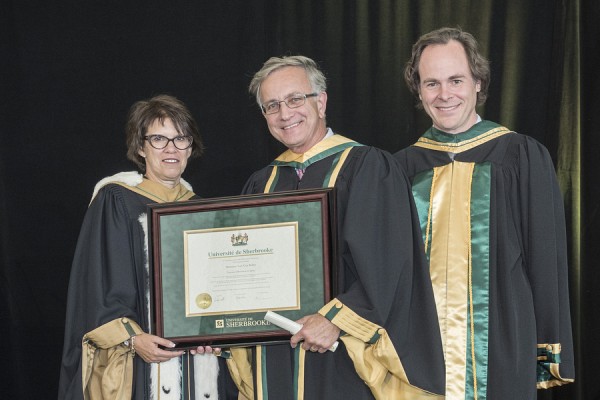 Le nouveau docteur d'honneur, Jean-Guy Belley, en compagnie de la rectrice, la Pre Luce Samoisette, et du doyen, le Pr S&eacute;bastien Lebel-Grenier.