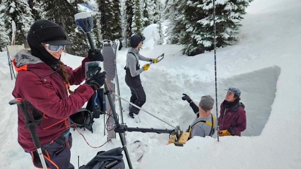 Kate Hale (UBC), Alexandre Langlois (GRIMP), Violaine Paquette (GRIMP) et Benjamin Imbach (PhD UQAR) creusant un snowpit (profil de neige) au site d'&eacute;tude Hermitt (photo fournie).