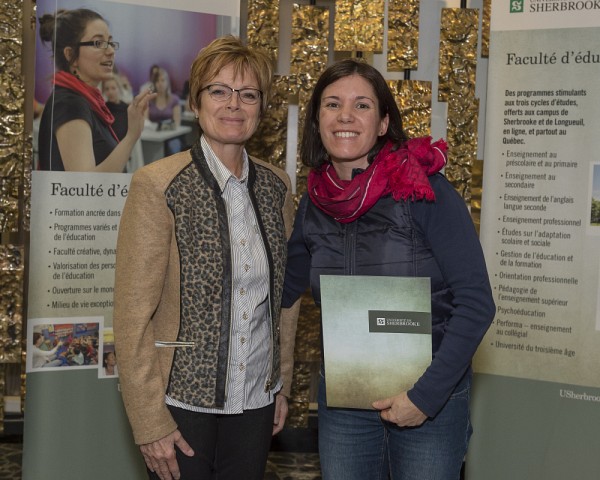 La boursi&egrave;re Genevi&egrave;ve Laporte (&agrave; d.), en compagnie de la donatrice, professeure retrait&eacute;e et ancienne doyenne de la Facult&eacute; d'&eacute;ducation, Colette Deaudelin. Mme Laporte est &eacute;tudiante au baccalaur&eacute;at en enseignement au pr&eacute;scolaire et au primaire, en contexte de retour aux &eacute;tudes.