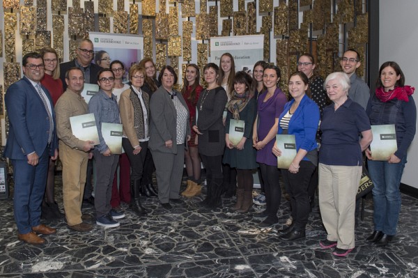 Les boursi&egrave;res et boursiers 2018 de La Fondation de l'Universit&eacute; de Sherbrooke, en compagnie du doyen, Pr Serge Striganuk (1er &agrave; g.), des donatrices Colette Deaudelin (bourse Colette Deaudelin) et Anne Hurtubise (bourse Le tour d'une vie - Daniel Hurtubise) (respectivement 4e et 5e &agrave; l'avant sur la photo), et de la donatrice Ginette Racicot (bourse C&eacute;cile-Belval-et-Georges-Racicot&nbsp;) (dern. &agrave; droite, &agrave; l'avant).