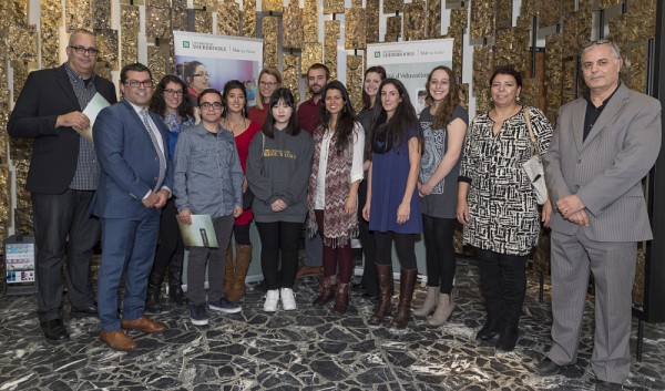 Quelques-uns des r&eacute;cipiendaires de bourses facultaires d'&eacute;tudes sup&eacute;rieures en recherche, en compagnie du doyen, Pr Serge Striganuk et du vice-doyen &agrave; la recherche et aux &eacute;tudes sup&eacute;rieures en recherche, Pr Abdelkrim Hasni.