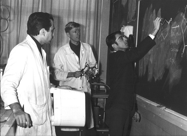 En 1968, Pierre Deslongchamps pose en compagnie des doctorants Yvon Lambert et Pierre B&eacute;langer.