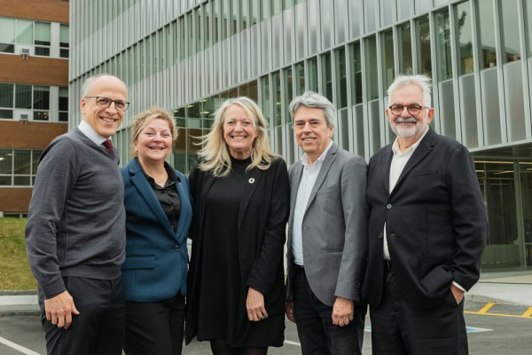 De gauche &agrave; droite&nbsp;: Pr Pierre Cossette, recteur de l'UdeS; Pre Anick Lessard, doyenne de la Facult&eacute; des lettres et sciences humaines; Pre Denyse R&eacute;millard, rectrice adjointe et vice-rectrice &agrave; l&rsquo;administration et au d&eacute;veloppement durable; Andr&eacute; Perrotte et Gilles Saucier, architectes chez Saucier + Perrotte.