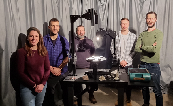 Myriam Lemelin, Anthony Mandeville, Patrick M&eacute;nard, Alex Camon et Gabriel Cou&euml;t entourent le goniom&egrave;tre d&eacute;velopp&eacute; pour &eacute;tudier la r&eacute;flectance bidirectionnelle de diff&eacute;rents mat&eacute;riaux.